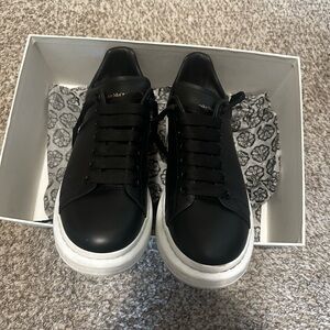 Black alexander mcqueen sneakers, worn twice. Size 42 1/2 (9 1/2 US)
